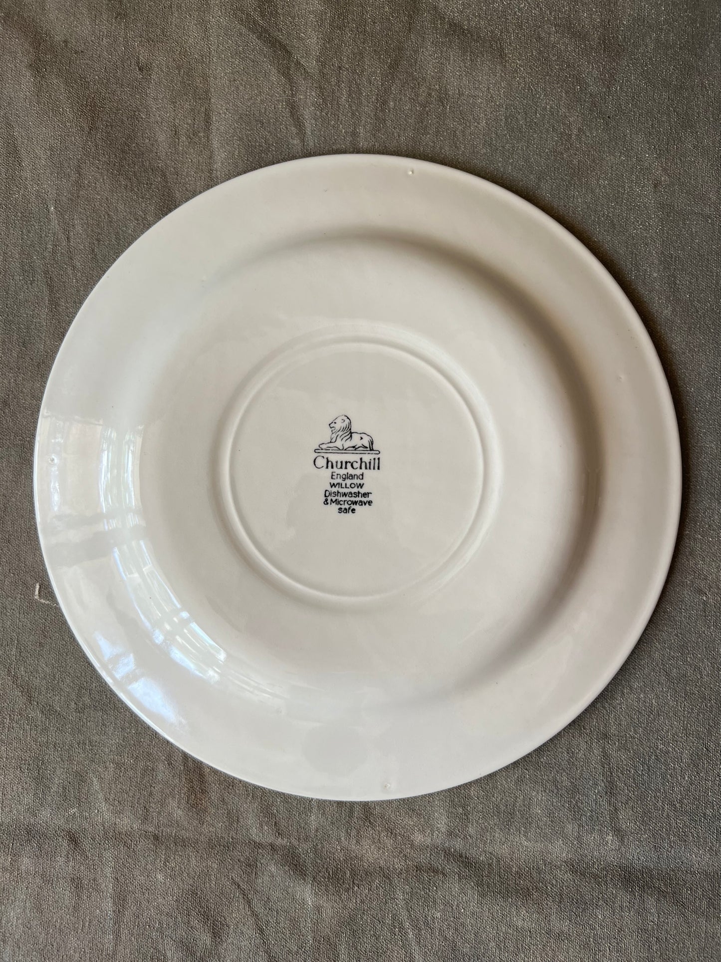 Service for Eight Churchill Blue Willow Dinner Set (plate, cup, saucer)
