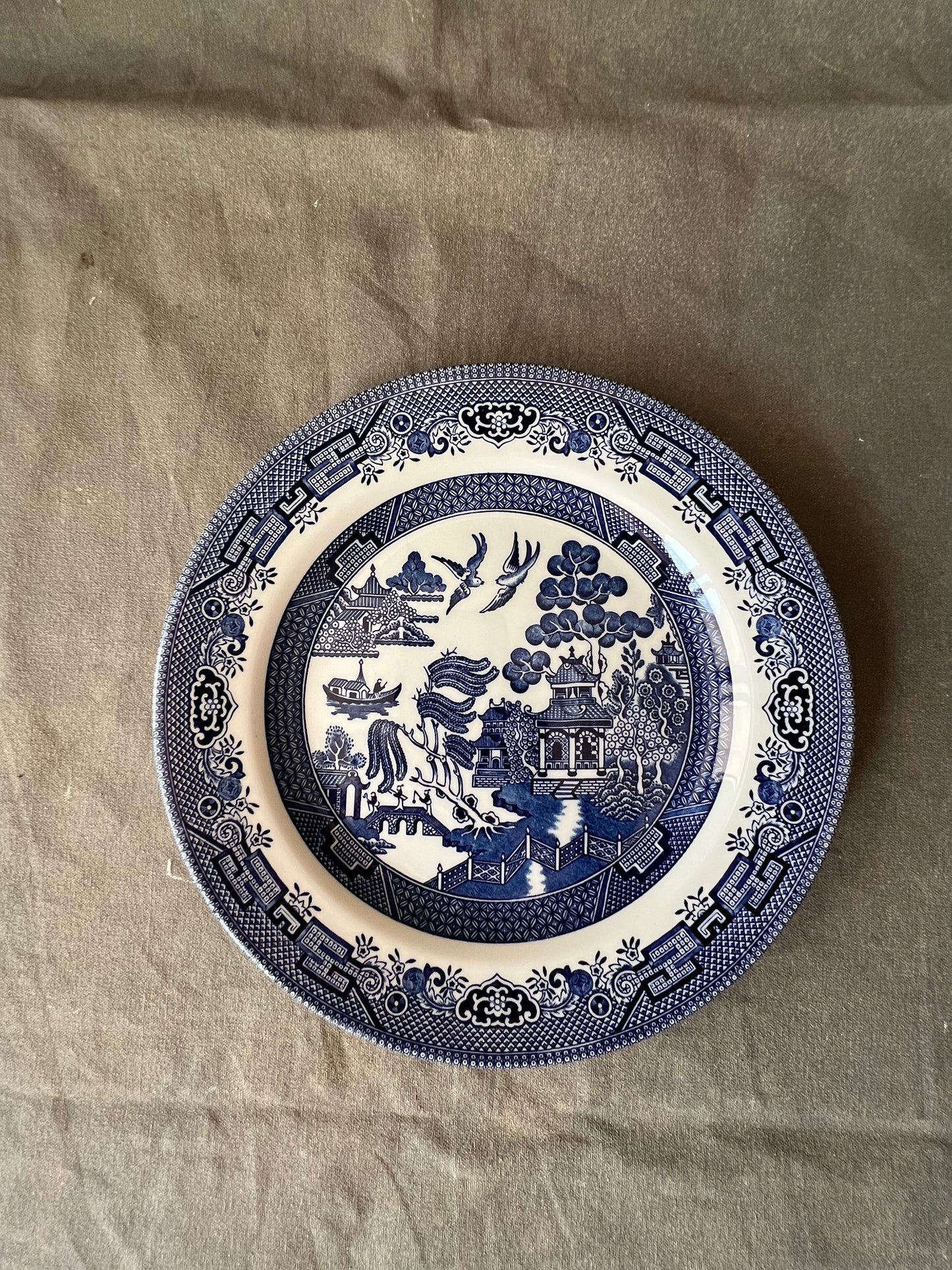 Service for Eight Churchill Blue Willow Dinner Set (plate, cup, saucer)