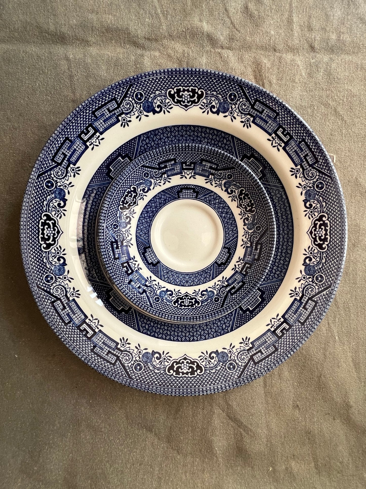 Service for Eight Churchill Blue Willow Dinner Set (plate, cup, saucer)