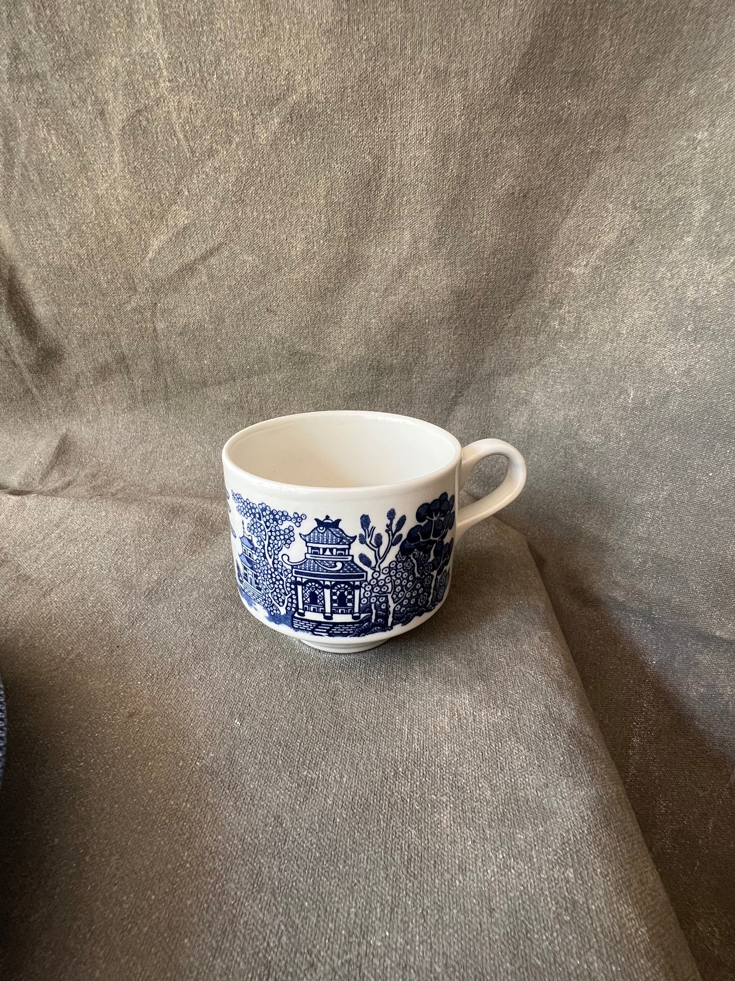 Service for Eight Churchill Blue Willow Dinner Set (plate, cup, saucer)